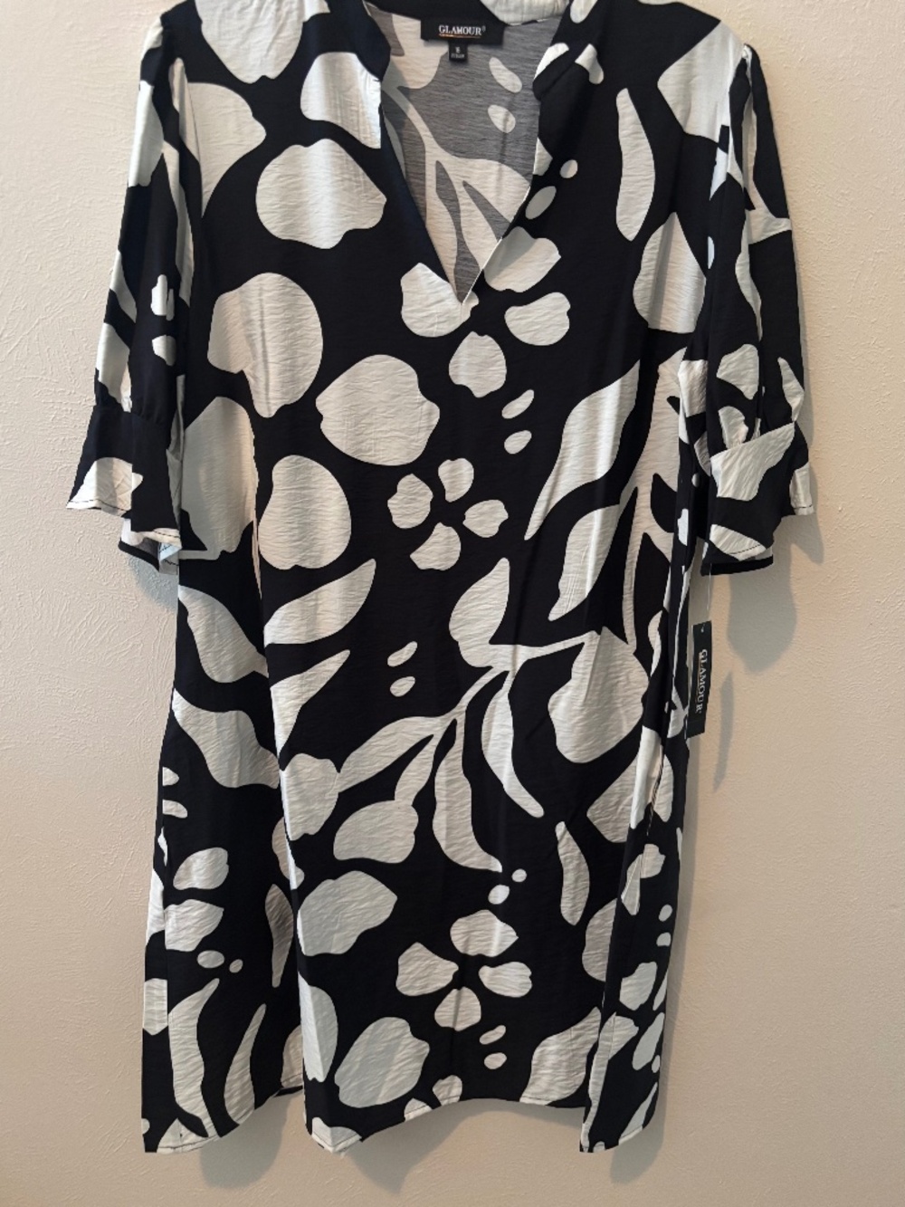 Glamour Black and White Flower Printed Ruffled Sleeves V-Neck Dress, Size 16